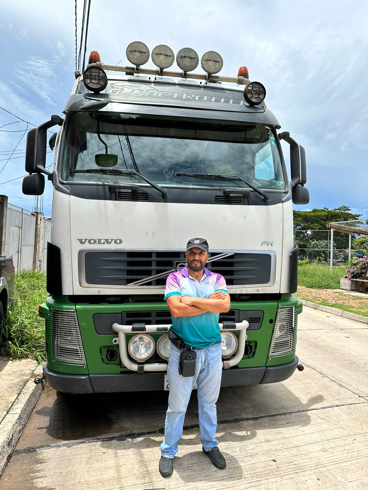 Equipo de Trans Pablo frente a camión