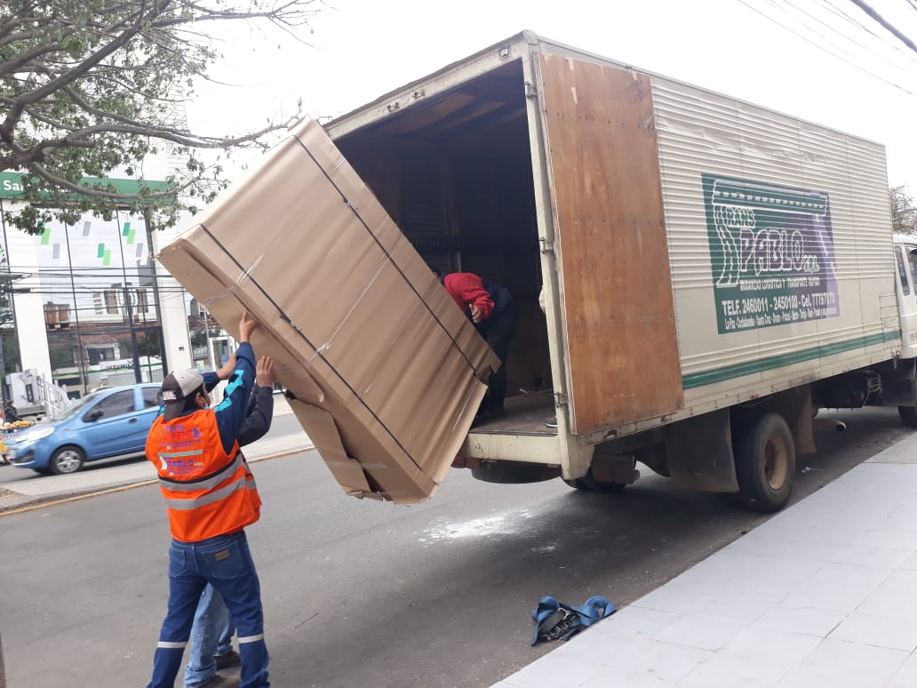 Equipo cargando muebles embalados en camión