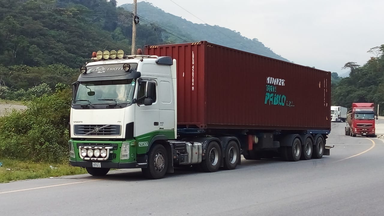 Camión de Trans Pablo S.R.L. en ruta nacional